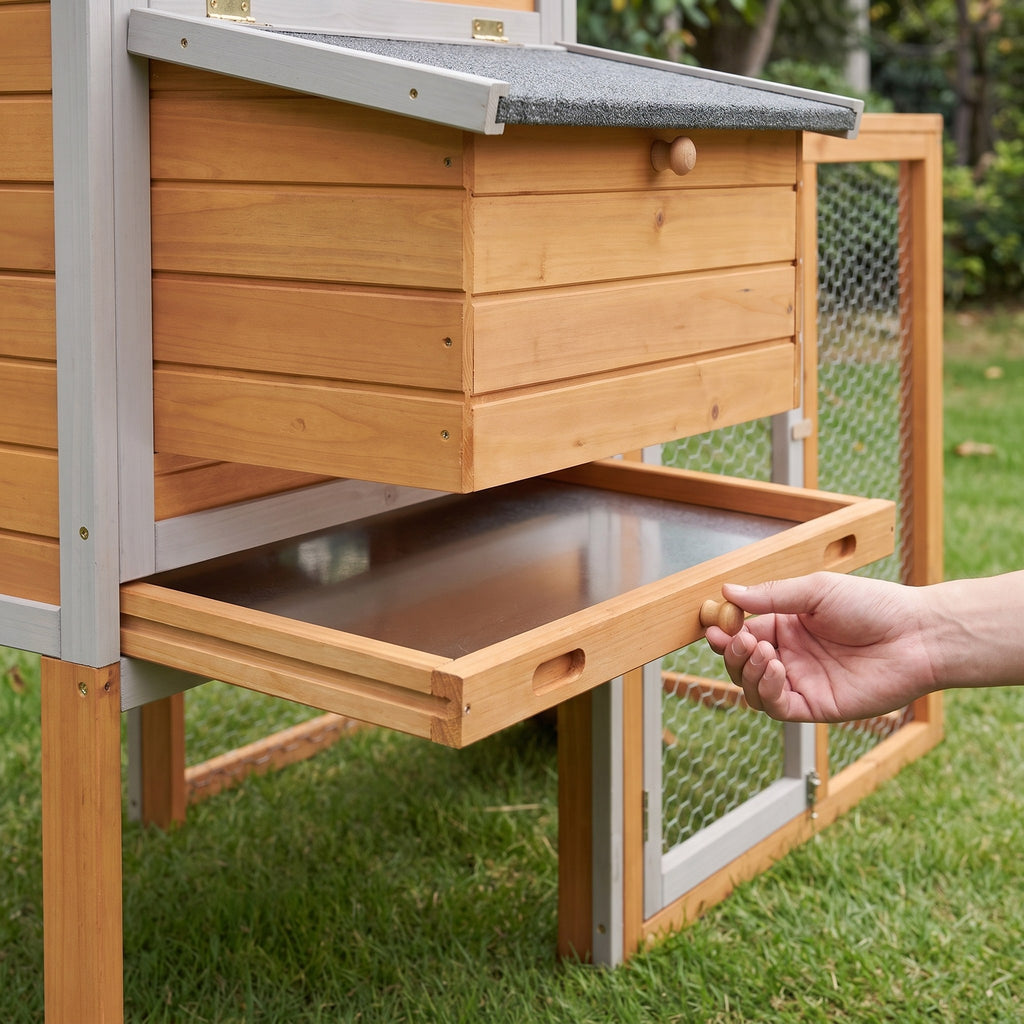 Pull-out droppings tray under the henhouse